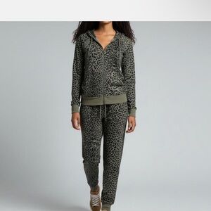 Chaser Two piece Knit Leopard Green Jogger Jacket Set size medium worn once